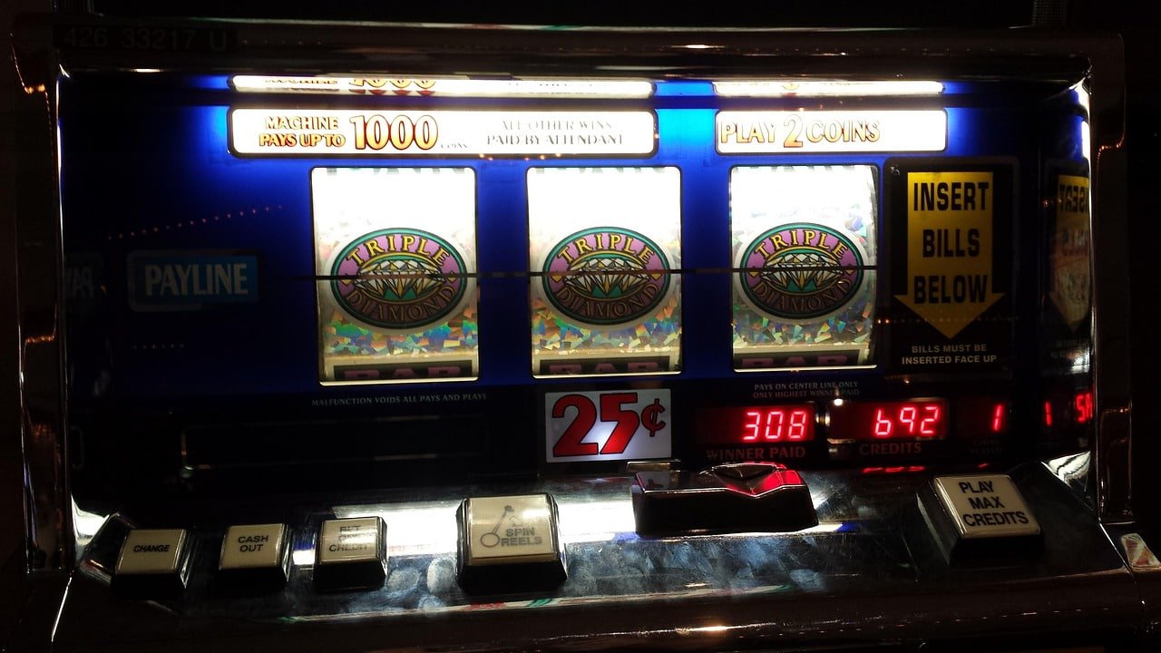 Người chơi Việt Nam dùng ao88a trên smartphone để cá cược bóng đá và chơi casino trực tuyến